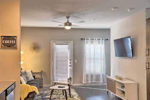 Sleek San Antonio Apt Balcony and Pool Access!