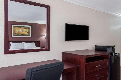 Days Inn by Wyndham San Bernardino/Redlands - image 6