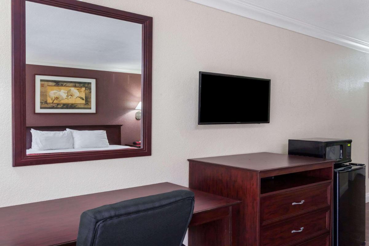 Days Inn by Wyndham San Bernardino/Redlands - image 6