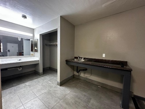 Sunpark Inn & Suites - image 2