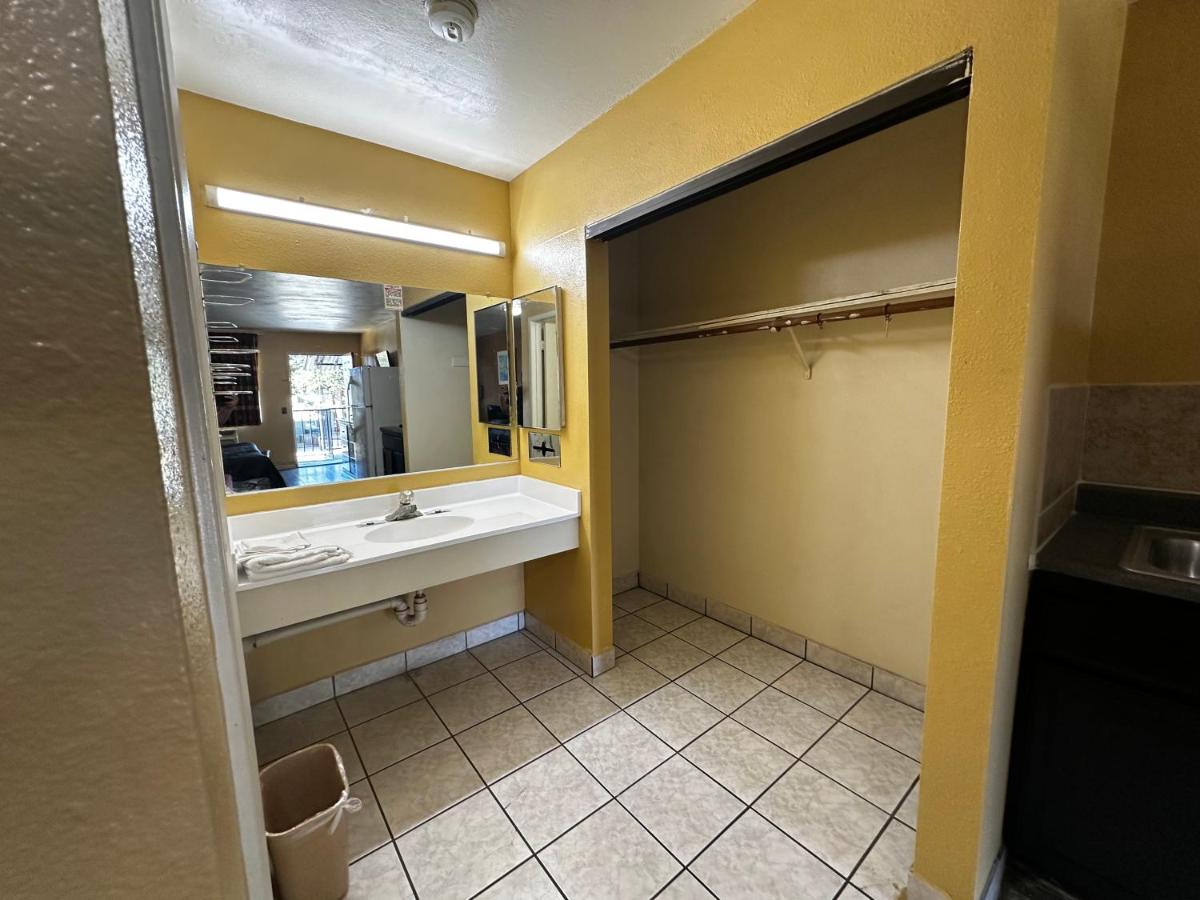 Sunpark Inn & Suites - image 5