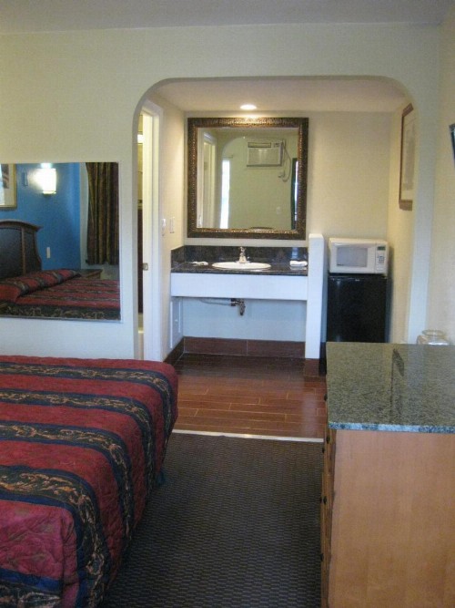 Sunshine Motel - image 14