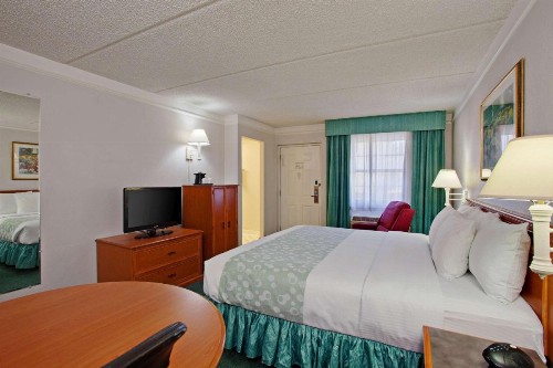Super 8 by Wyndham San Bernardino - image 6