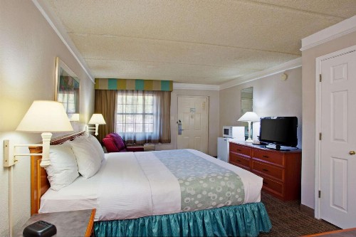 Super 8 by Wyndham San Bernardino - image 8