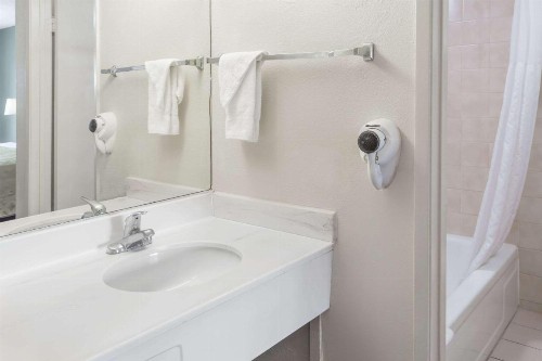 Days Inn by Wyndham in San Bernardino - image 11