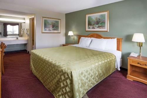 Days Inn by Wyndham in San Bernardino - image 13