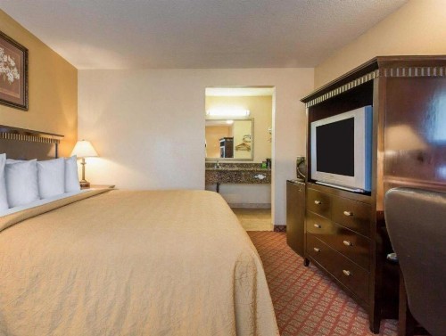 Quality Inn San Bernardino - image 11