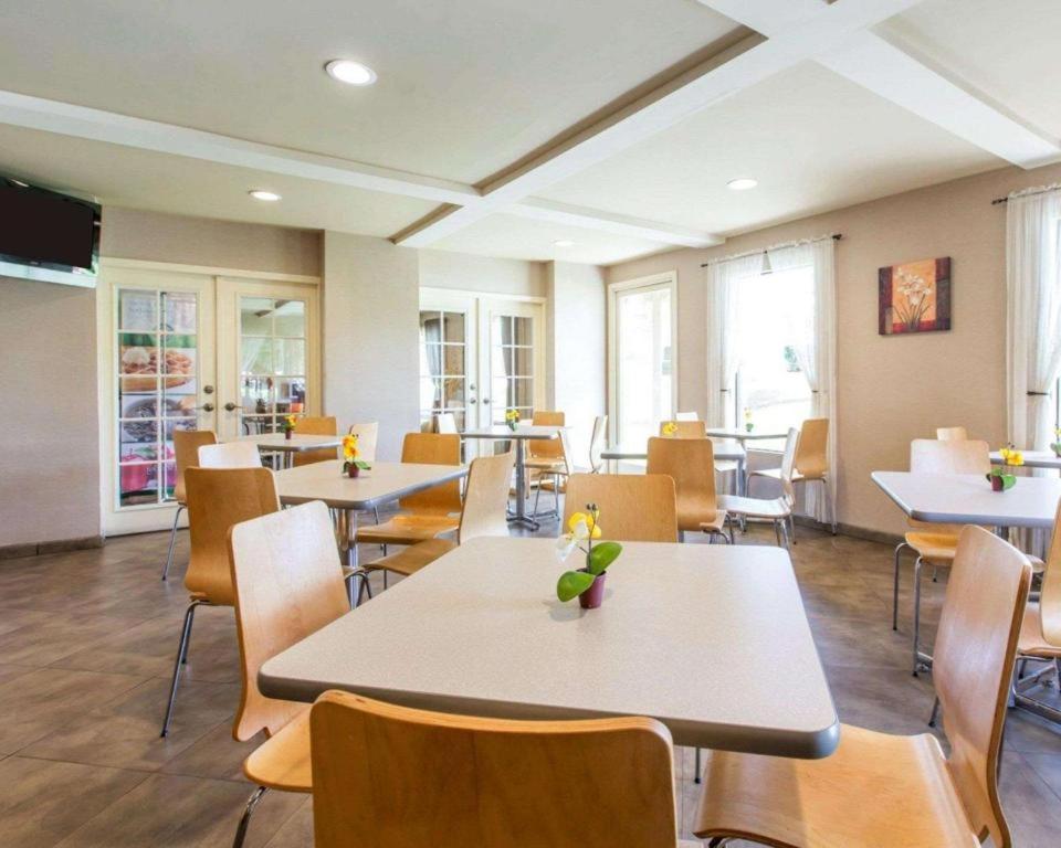 Quality Inn San Bernardino - image 3