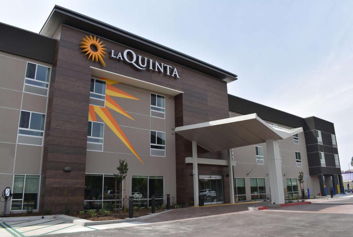 La Quinta Inn & Suites by Wyndham San Bernardino - main image