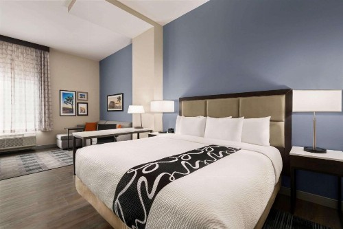 La Quinta Inn & Suites by Wyndham San Bernardino - image 10
