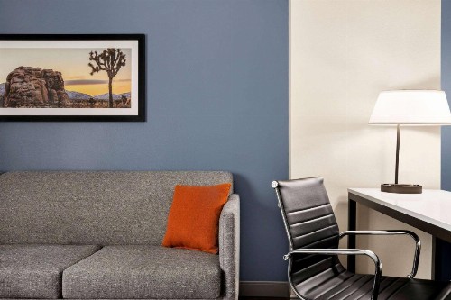 La Quinta Inn & Suites by Wyndham San Bernardino - image 11