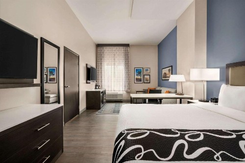 La Quinta Inn & Suites by Wyndham San Bernardino - image 12