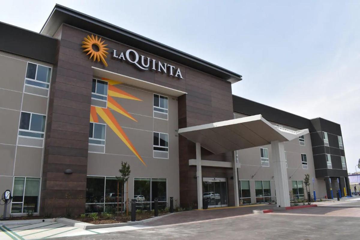La Quinta Inn & Suites by Wyndham San Bernardino - image 2