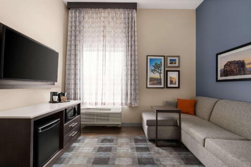 La Quinta Inn & Suites by Wyndham San Bernardino - image 21
