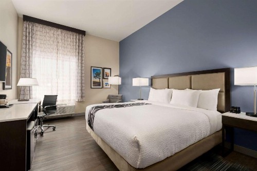 La Quinta Inn & Suites by Wyndham San Bernardino - image 32