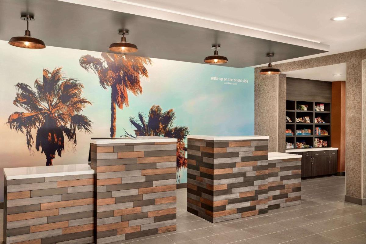 La Quinta Inn & Suites by Wyndham San Bernardino - image 4