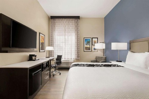 La Quinta Inn & Suites by Wyndham San Bernardino - image 5