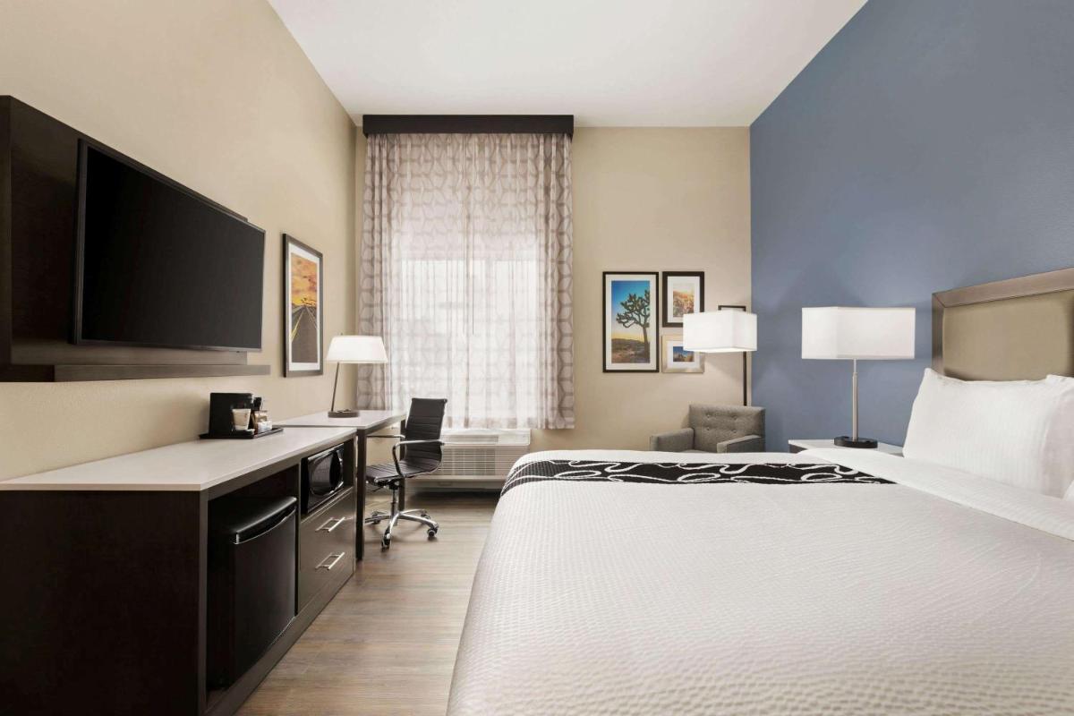 La Quinta Inn & Suites by Wyndham San Bernardino - image 5