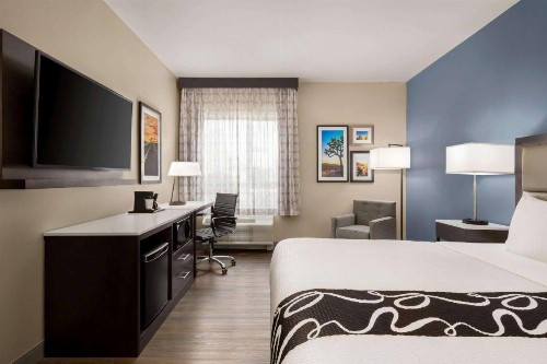 La Quinta Inn & Suites by Wyndham San Bernardino - image 6