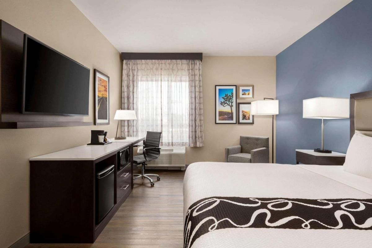 La Quinta Inn & Suites by Wyndham San Bernardino - image 6