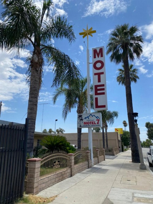 Downtown Motel 7 - image 3