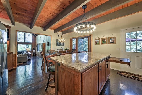 Remodeled Lake Arrowhead Mountain House with Deck! - image 11