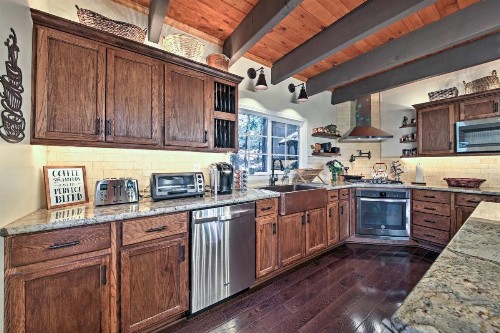 Remodeled Lake Arrowhead Mountain House with Deck! - image 12