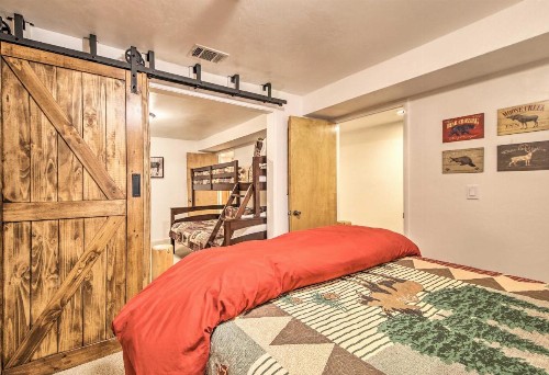 Remodeled Lake Arrowhead Mountain House with Deck! - image 9