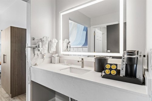 Super 8 by Wyndham San Bruno /SF Intl Arpt West - image 28