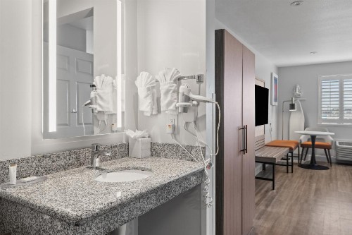 Super 8 by Wyndham San Bruno /SF Intl Arpt West - image 36