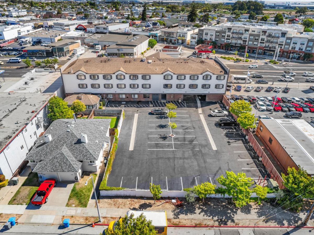 Super 8 by Wyndham San Bruno /SF Intl Arpt West - image 7
