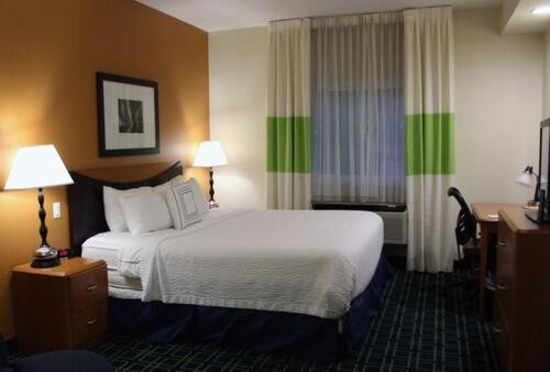 Fairfield Inn & Suites by Marriott San Francisco San Carlos - image 4