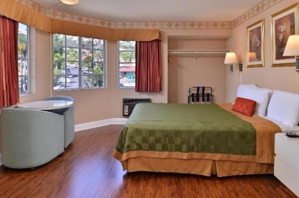 Americas Best Value Inn San Clemente Beach - image 4