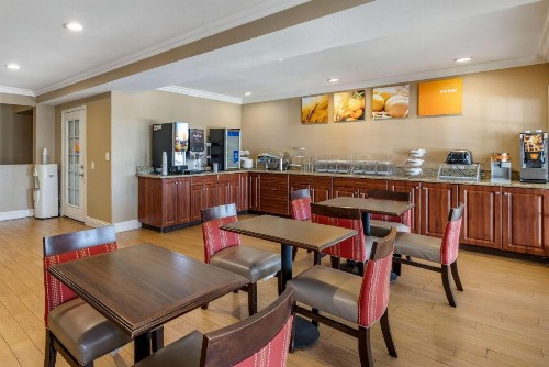 Comfort Suites San Clemente Beach - image 18