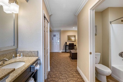 Comfort Suites San Clemente Beach - image 2