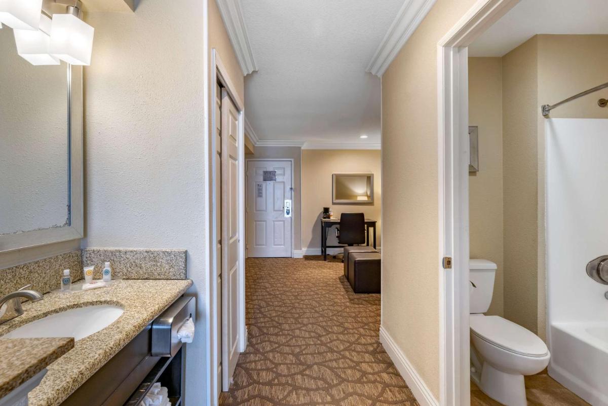 Comfort Suites San Clemente Beach - image 2