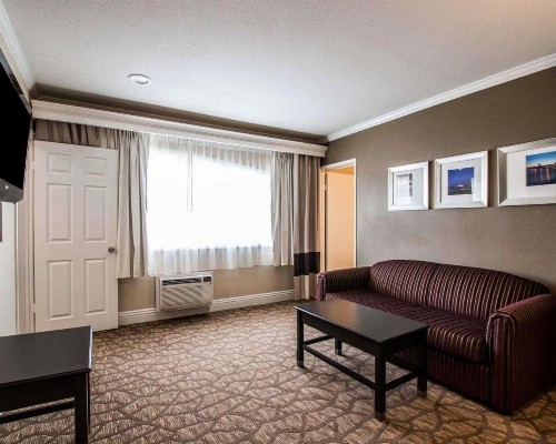 Comfort Suites San Clemente Beach - image 21