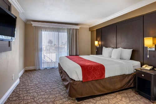 Comfort Suites San Clemente Beach - image 3