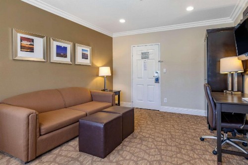 Comfort Suites San Clemente Beach - image 36