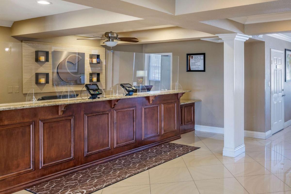 Comfort Suites San Clemente Beach - image 4