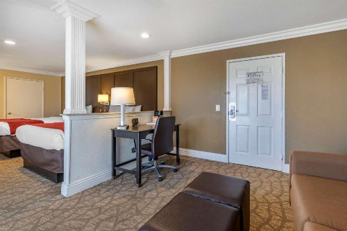 Comfort Suites San Clemente Beach - image 42