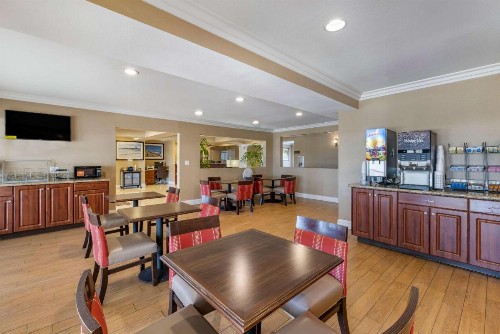 Comfort Suites San Clemente Beach - image 5