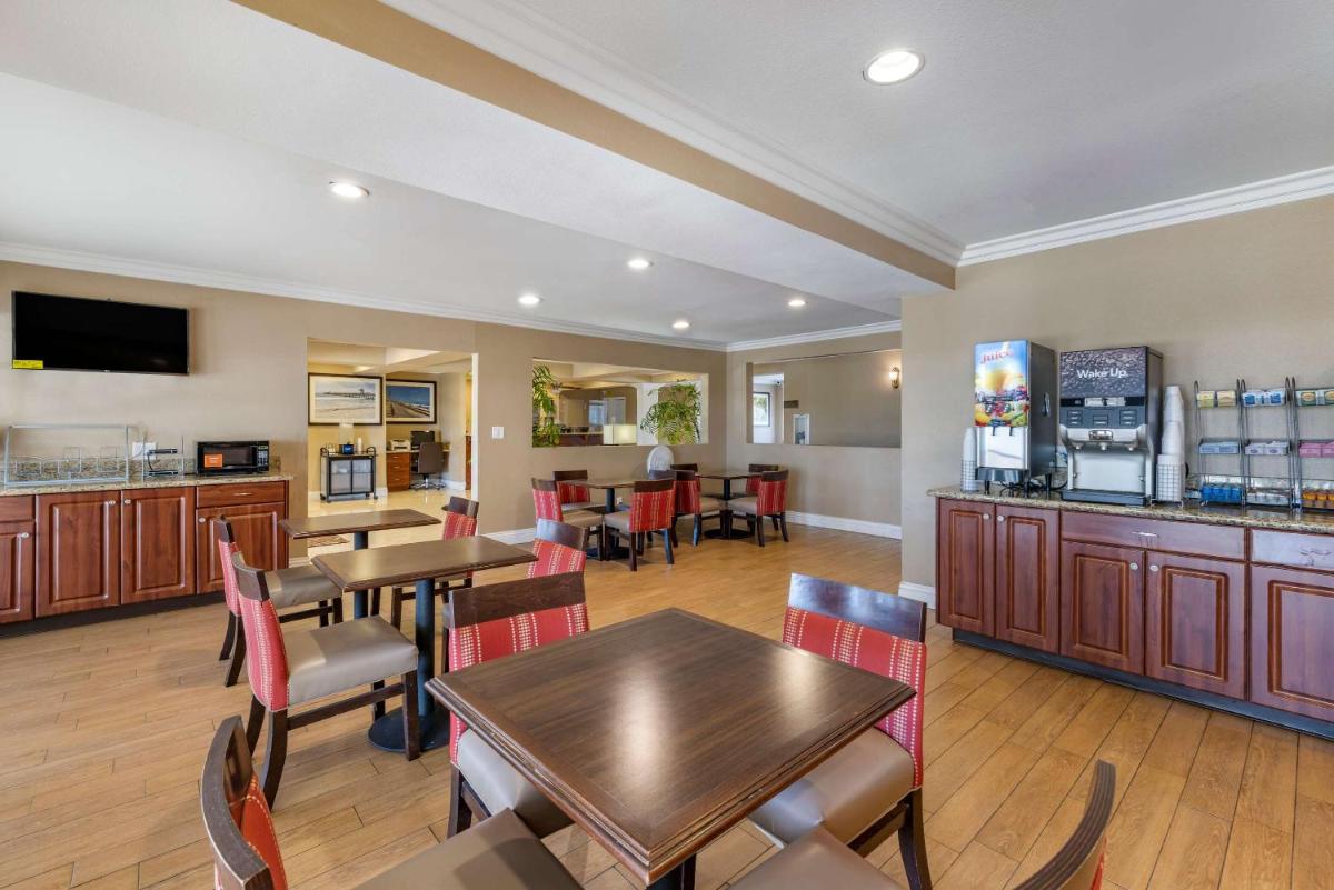 Comfort Suites San Clemente Beach - image 5
