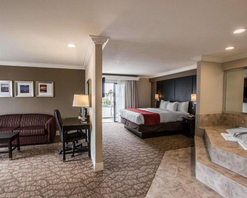 Comfort Suites San Clemente Beach - image 9