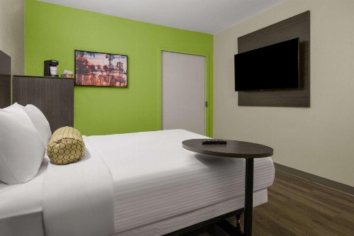 SureStay Hotel By Best Western San Diego Pacific Beach - image 3