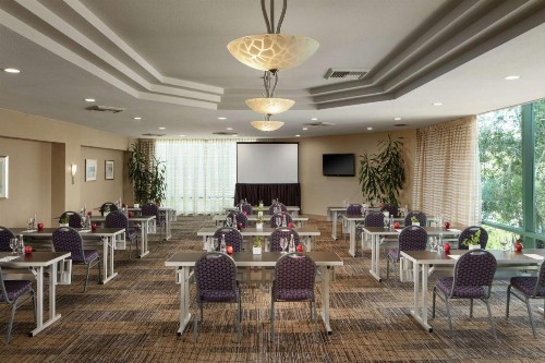 DoubleTree By Hilton San Diego Hotel Circle - image 27
