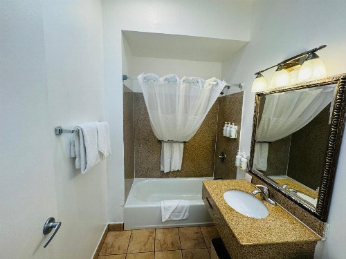 Ramada by Wyndham San Diego Airport - image 12