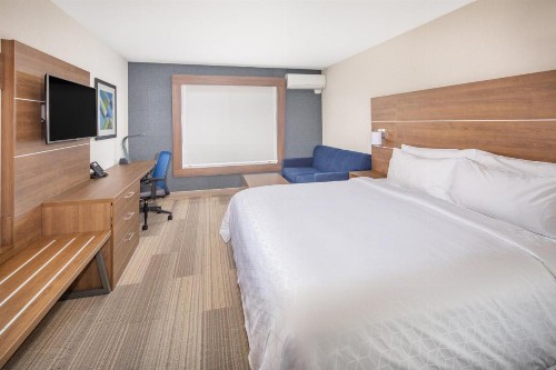 Holiday Inn Express Hotel & Suites San Diego Airport - Old Town an IHG Hotel - image 2