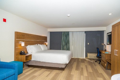 Holiday Inn Express Hotel & Suites San Diego Airport - Old Town an IHG Hotel - image 3