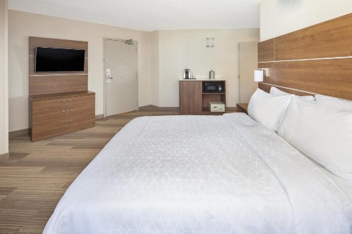 Holiday Inn Express Hotel & Suites San Diego Airport - Old Town an IHG Hotel - image 30
